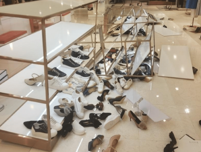 “맨발로 누운 여성, 박살난 매장” 서울 한복판 백화점에서 일어난 충격적인 사연은?